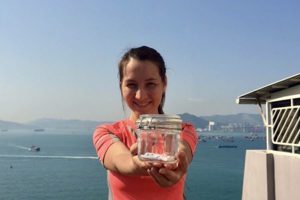 零浪費生活可行嗎？阿根廷女孩一個月只製造一個玻璃罐的垃圾，卻開始懷疑為什麼設定目標讓自己不快樂