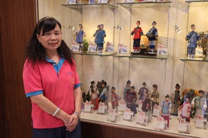 娃娃衣職人郭雪美深耕服飾工藝十多年，除最早婚紗「本業」外，也希望台灣傳統服飾的文化與美被大家看見。記者李成蔭／攝影