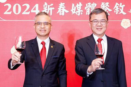 中華電信董事長郭水義（左）、總經理林昭陽看好2024年營收、獲利可望創七年新高。
中華電信／提供