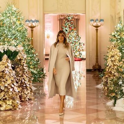 白宮聖誕竟然變這樣！美國第一夫人<u>梅蘭妮亞</u>帶你逛　川普辦公室塞滿水仙花？