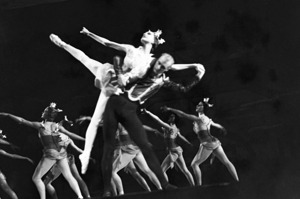 1957年1月12日，舊金山芭蕾舞晚上在國際學舍優美絕倫演出。圖為芭蕾舞者完美舞姿表演。圖／聯合報系資料照片