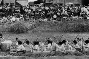 1979年5月30日鹿港國中女子龍舟隊，在龍舟競賽中表現優異。圖／聯合報系資料照片