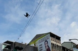 防疫期間，警方運用無人機在菜市場上空廣播提醒民眾戴口罩。圖／台南市第4警分局提供