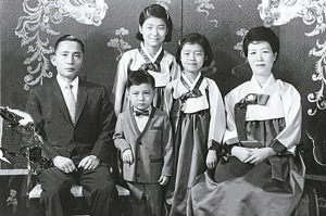 朴正熙（左）與家人合照，他與妻子陸英修（右）皆死於暗殺。長女朴槿惠站在後排左二。路透