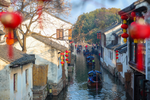 周莊是大陸最早一批受到關注的水鄉古鎮，此後江浙一帶就出現大量類似的古鎮。新華社