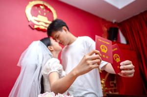 如今中國大陸願意走入婚姻的年輕人越來越少，2022年大陸結婚人數為683.3萬對，幾乎只有2013年的一半。新華社
