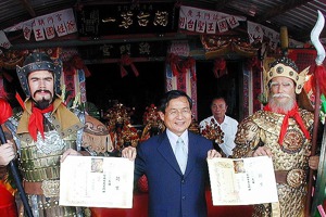 鹿風（右）耳順（左）兩位荷蘭門神2003年入籍台南市，由市長許添財頒發聘書。圖／聯合報系資料照片