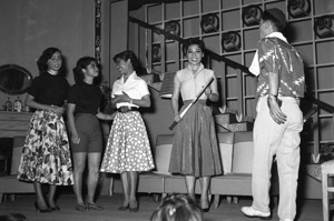 1956年4月1日，由國防部總政治部康樂總隊的喜劇「乘龍快婿」在新世界話劇場演出，招待各界觀賞。圖／聯合報系資料照片