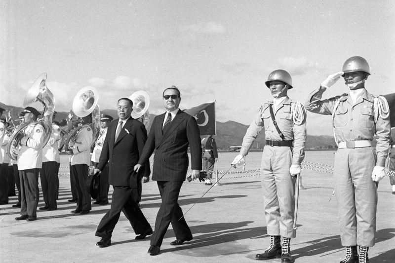 1958年4月28日，時任土耳其總理孟德斯（右三）偕隨員由韓國乘專機抵台，在華展開為期3天的訪問行程，我時任行政院長俞鴻鈞（右四）親至機場迎接。圖／聯合報系資料照片