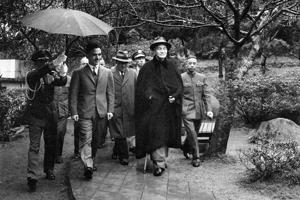 蔣中正總統（前左）陪同訪華的約旦國王胡笙（前右）遊覽陽明山公園。圖／聯合報系資料照片