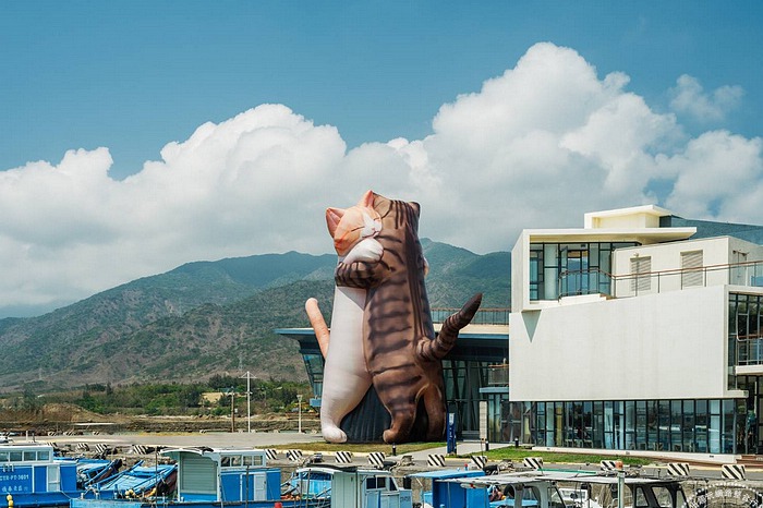 貓奴、狗派不能錯過！14米的擁抱貓咪超萌在<u>看海美術館</u>現身 日本療癒系貓狗木雕超好拍