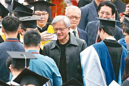 輝達執行長黃仁勳（中）昨天擔任台大畢業典禮致詞嘉賓，學生爭相與他合照。記者曾原信／攝影
