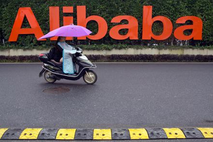 阿里巴巴集團考慮出售銀泰，暗示這家中國互聯網巨頭在進行廣泛重組之際重新考慮多年來力圖主導實體和線上零售的雄心。 美聯社