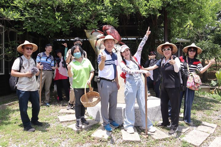 觀音山<u>生態旅遊</u>推薦：觀鷹、登山尋寶、生態導覽、採竹品筍