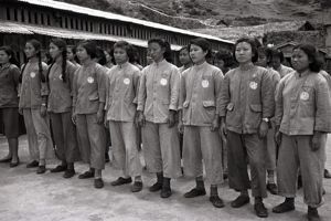 1954年4月25日，國防部總政治部為使各界人士明瞭台灣省保安司令部綠島新生訓導處實況，邀請中外記者前往實地訪問。圖為女新生學員集合。圖／聯合報系資料照片