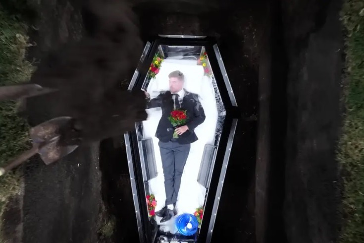 野獸先生為慶祝突破2億訂閱挑戰活埋在墓中7天。圖擷自YouTube影片