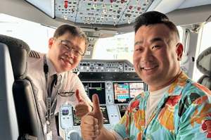 百萬航空網紅Sam Chui（右）進入駕駛艙與張國煒（左）合照。圖／擷取自IG @samchui