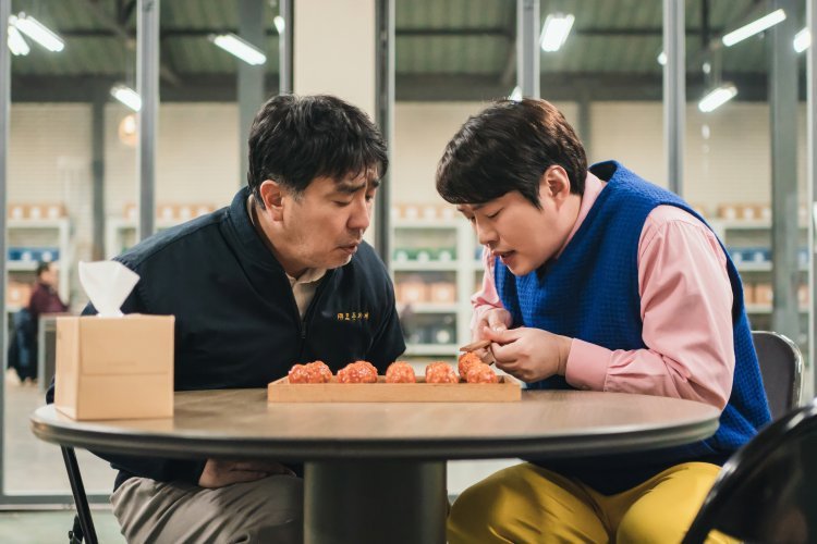 Netflix韓劇《炸雞奇遇記》到底嗑了什麼？柳承龍、<u>安宰弘</u>爆笑演出，《雞不可失》名導滿滿致敬梗找到沒？