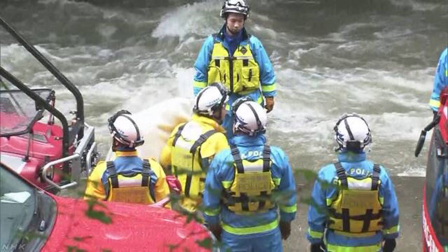日本大分縣14日發生18人受困溪水事件，所幸15日上午全數獲救，圖為警消救援狀況...