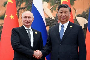 俄國總統普亭（左）2023年10月18日到北京出席「一帶一路」論壇，受到東道主中國大陸國家主席習近平（右）的歡迎。路透