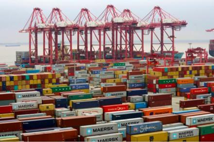 4月的大陸經濟資料，出現了冰火兩重天的局面。4月出口增長了8.5%，進口收縮了7.9%，貿易順差高達902億美元，比去年同期大增82%。圖為上海港口。路透
