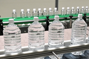 瓶裝水塑膠微粒比預估多100倍 專家建議：喝自來水代替