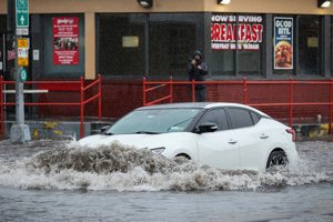 地鐵關閉、醫院停擺…紐約州長：暴雨是氣候變遷下「新常態」