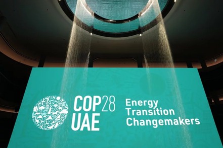 COP28氣候峰會決議表明，各國要在2030年前，將再生能源裝置容量提高至2022年的三倍。 美聯社