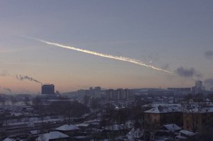 2013年2月15日，曾有直徑大約20公尺的小行星，進入地球大氣層，在俄羅斯車里雅賓斯克市上空約30公里處爆炸，圖為隕石飛過後留下綿延好幾哩的白色雲霧。新華社