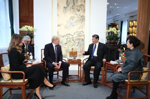 近年來美國領導人每次訪問大陸都會獲得茶敘接待。圖為2017年習近平和彭麗媛夫婦在北京故宮博物院與時任美國總統川普夫婦茶敘。新華社