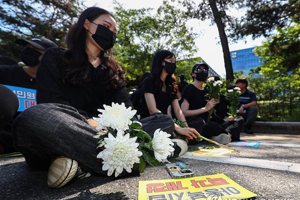 「怪獸家長」逼死老師！南韓12萬老師罷課上街