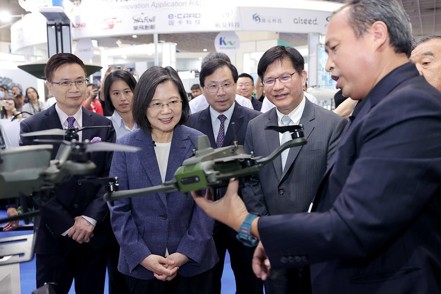 總統蔡英文參訪台北國際航太暨國防工業展看無人機國家隊實力。 圖／總統府提供