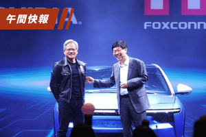 鴻海科技日今天登場，鴻海董事長劉揚偉（右）與輝達（NVIDIA）創辦人黃仁勳（左）一起搭乘電動車登台。記者林澔一／攝影