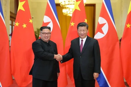 北韓領導人金正恩（左）和中國國家主席習近平（右）。 （新華社）