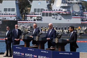 美國總統拜登（右3）、英國首相蘇納克（右1）以及澳洲總理艾班尼斯（右3）13日在美國加州進行AUKUS高峰會後一同出席記者會。法新社