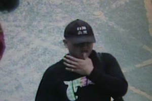 2009年間，蘇男涉嫌侵入住宅行竊，並把印有台灣高鐵4個字的紀念帽戴在頭上，都被監視拍到。記者王長鼎／翻攝