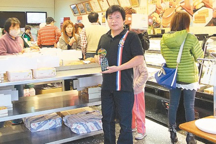 新北市板橋區知名鳳梨酥店家「小潘蛋糕坊」，平常幾乎可見長長人龍。 圖／聯合報系資料照