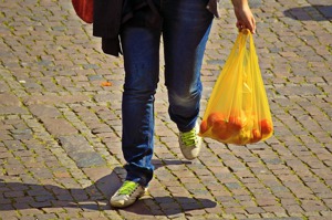 減塑vs.防疫－日實施塑膠袋收費，美發免費塑膠袋