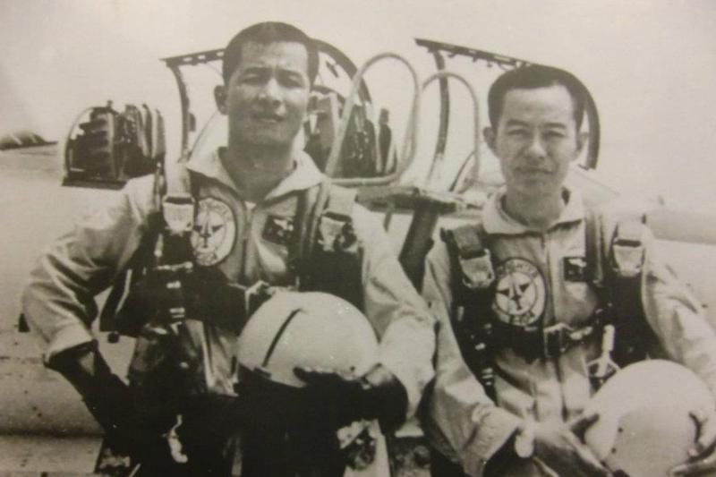姚琢奇（右）年輕時搭乘F-104戰機升空拍攝空軍飛行員執行任務前，在戰機前合影。圖／姚琢奇提供