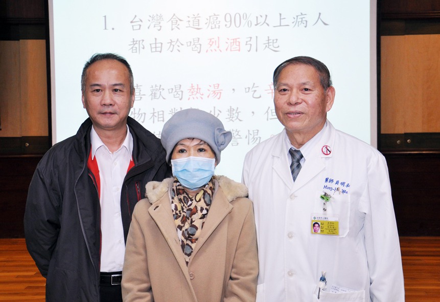 平常愛喝熱湯及辛辣食物的楊女士(中)，在台南市立醫院接受食道癌開刀後，她與家人感謝吳明和院長的醫治。