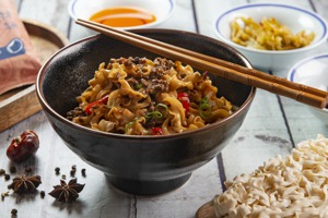 漢來美食今年首次跨入食品領域，推出乾拌麵品牌「來拌麵」。 圖／業者提供