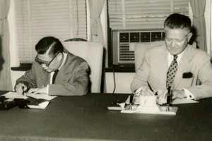 1958年4月18日，時任外交部長葉公超（左）及美大使莊萊德（右）簽署剩餘農產品銷售協定。圖／聯合報系資料照片
