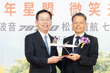 長榮航空總經理孫嘉明（右）致贈波音787-10星空聯盟塗裝模型給民航局長林國顯（左）感謝民航局的支持。長榮航空／提供