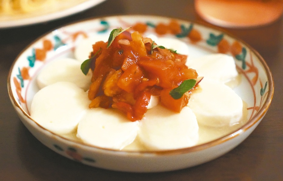 新鮮的莫札瑞拉乳酪，搭配番茄莎莎醬食用，是夏日裡的清新風味。