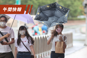 受圓規颱風外圍環流影響，台北市上午不時有陣雨，外出民眾雨傘遭大風吹翻。記者陳正興／攝影