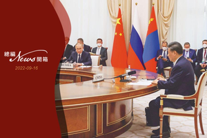 俄國總統普亭（前左）15日在烏茲別克「上海合作組織」峰會場邊與中國大陸國家主席習近平（前右）會談，重申俄國堅守「一中原則」。路透