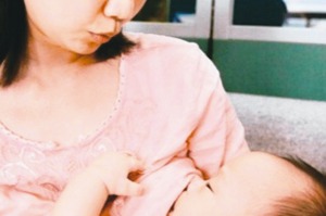 衛福部國健署自2001年起推行母嬰親善，政策包括衛教母乳好處、如何餵哺等。圖／聯合報系資料照片