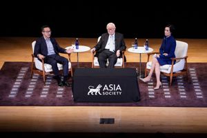 亞洲協會（Asia Society）上周舉辦「破碎世界的領導力」對談，邀請台積電創辦人張忠謀（中）、阿里巴巴集團董事局主席蔡崇信（左）同台。法新社