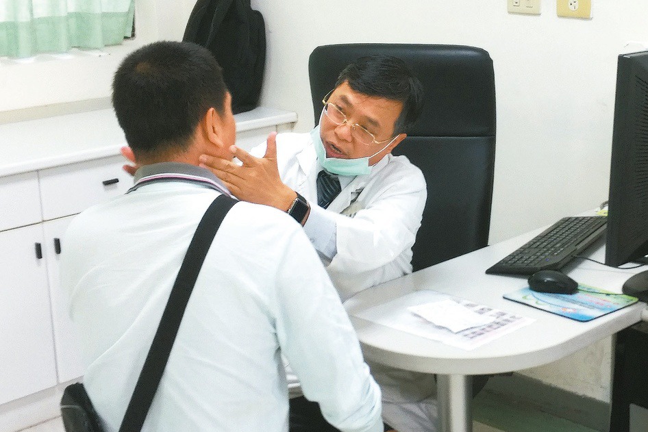台北振興醫院中風中心主任尹居浩認為工作太勞累也是中風原因之一。