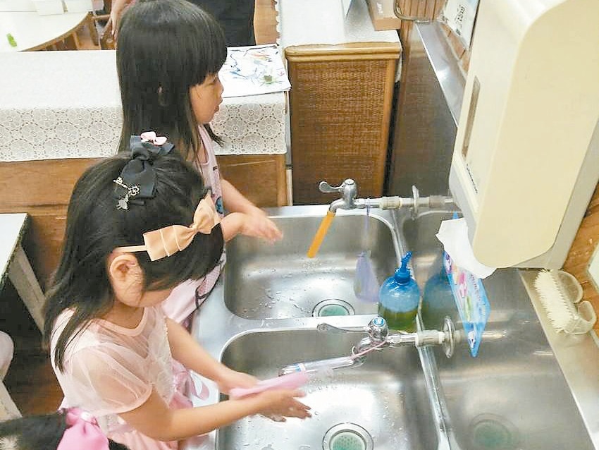 預防腸病毒的要訣就是小朋友勤洗手。